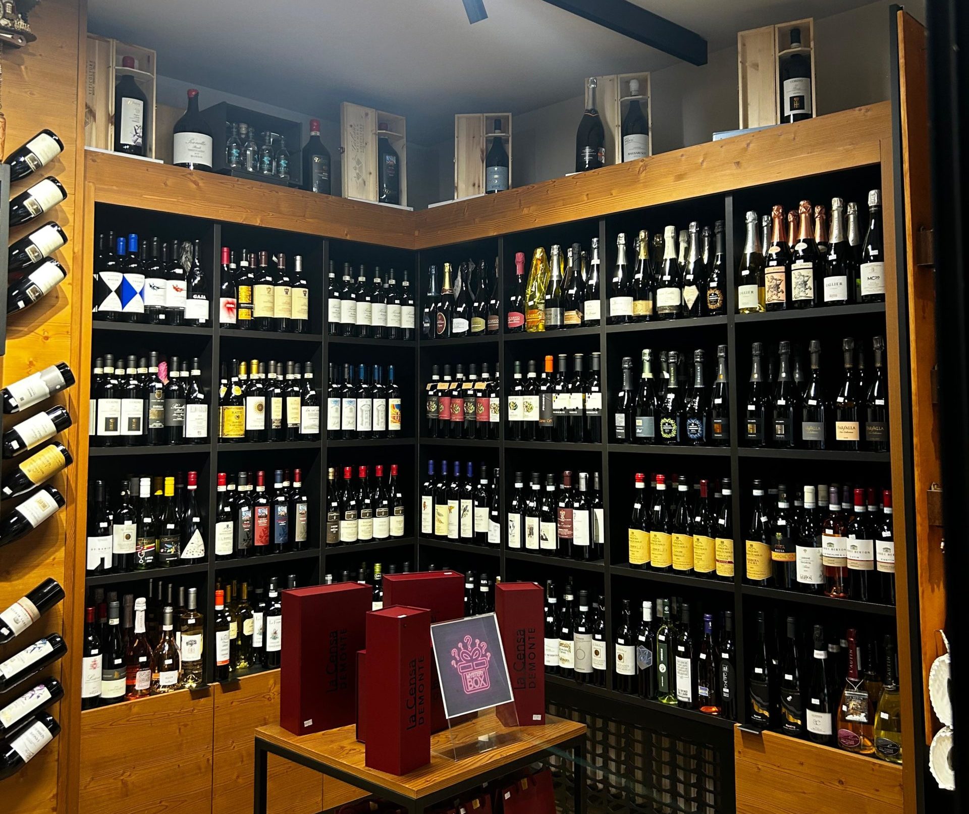 LA CENSA | SOUVENIR, ENOTECA ED EDICOLA